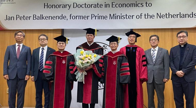 Keynote spreker Jan Peter Balkenende ontvangt eredoctoraat van Sogang University voor erkenning belang duurzame groei